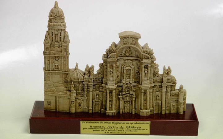 Reproducción de fachada de catedral de Murcia.