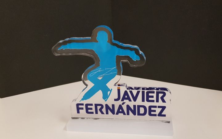 Figura de metacrilato firmada, del patinador Javier Fernández.