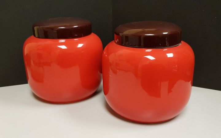 Recipientes de porcelana rojos con té en su interior