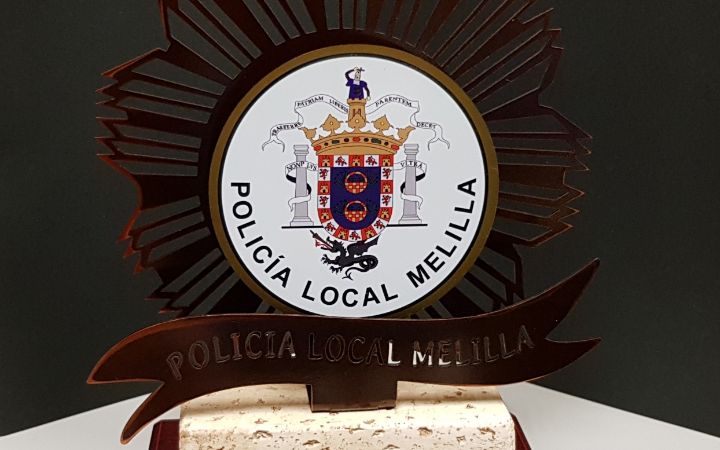 Escudo de Policía Local de Melilla con peana.