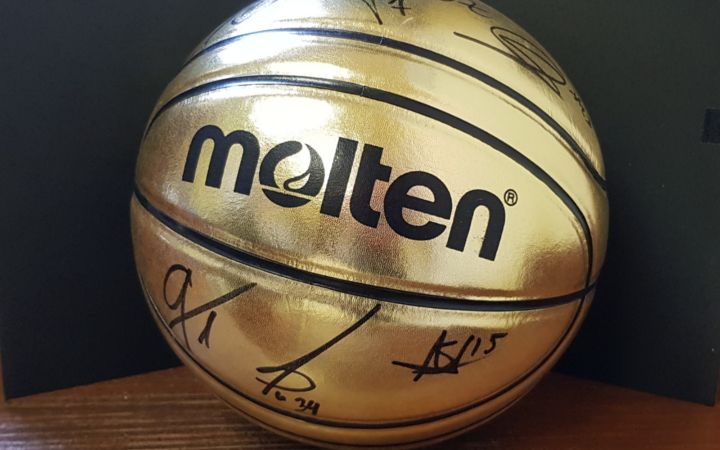 Balón reglamentario firmado del torneo Málaga Gira SEAM