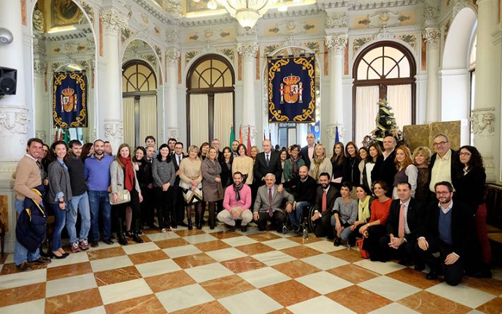 Café navideño con los periodistas que cubren información municipal.