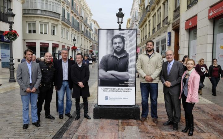 Exposición de fotografías en la calle Larios.