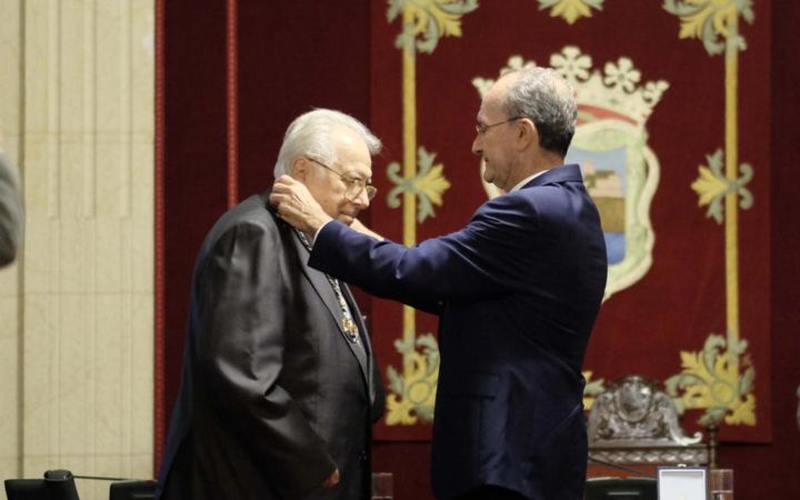 Eugenio Chicano, Hijo Predilecto y Medalla de la Ciudad de Málaga.