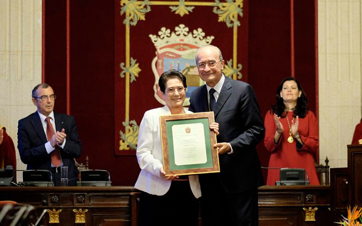 Medalla de la Ciudad al colegio San Manuel de las Hijas de la Caridad.