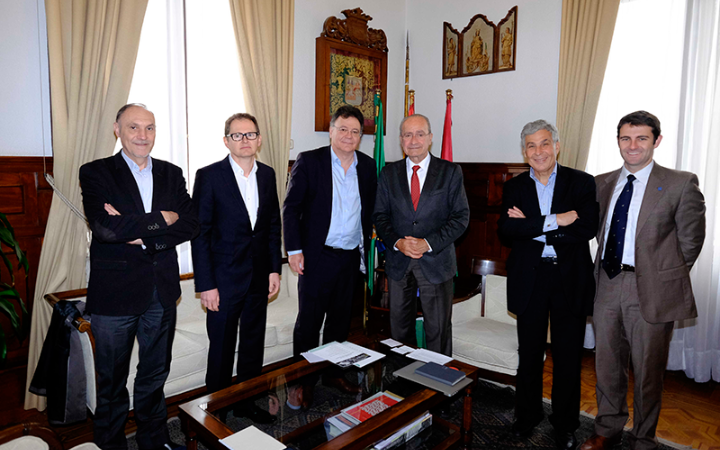 El alcalde de Málaga, Francisco de la Torre recibe a una delegacion francesa.