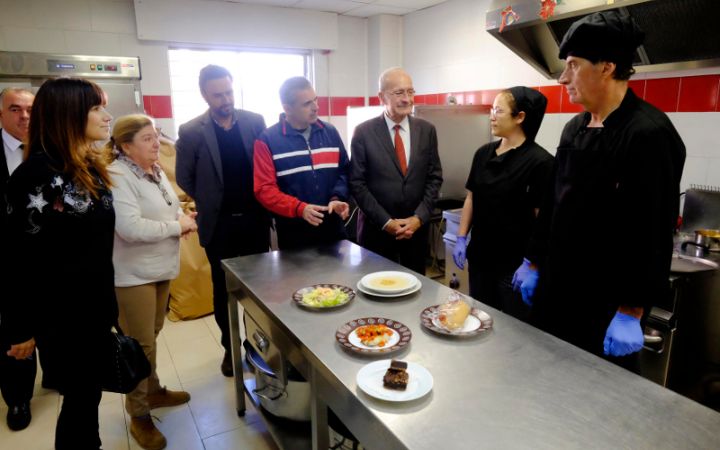 Visita al personal municipal que atiende los centros de acogida.