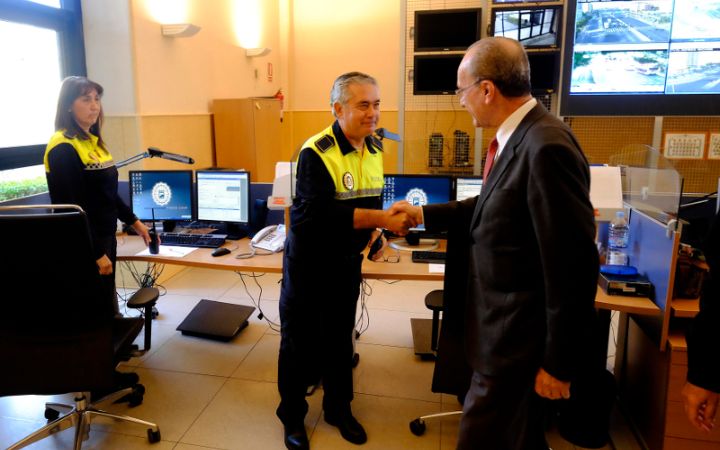 Visita a comisarías de la Policía Local en los distritos de la ciudad.