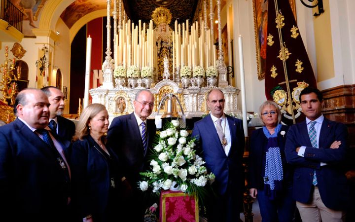 Tradicional ofrenda de flores a la Virgen de Las Penas.