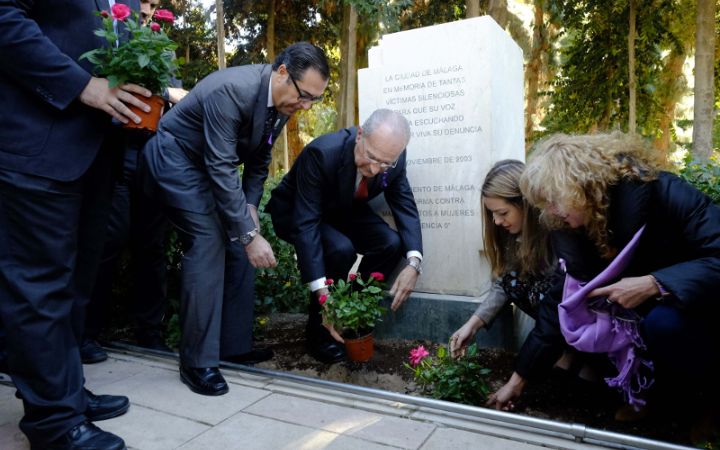 Homenaje a las víctimas de violencia de género en Málaga.