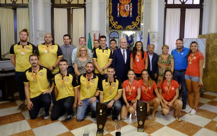 Recepción a jugadores del club de balonmano playa.