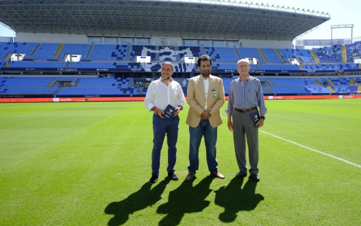 El alcalde renueva el abono del Málaga CF.