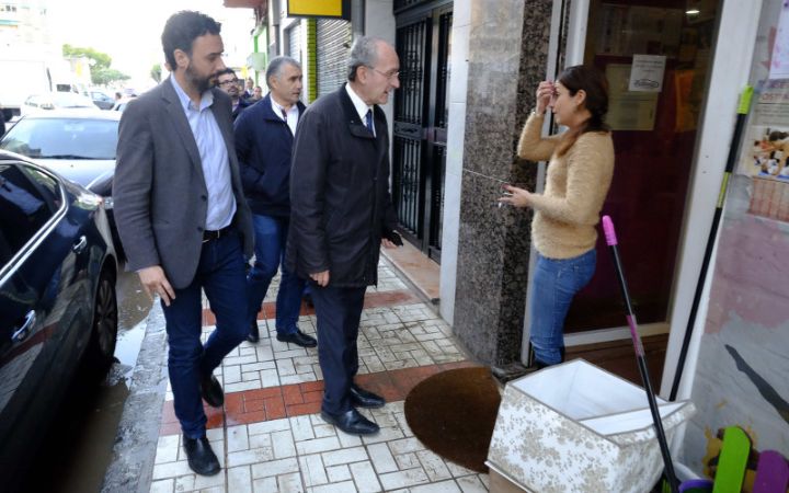 Visita barrios afectados por inundaciones.