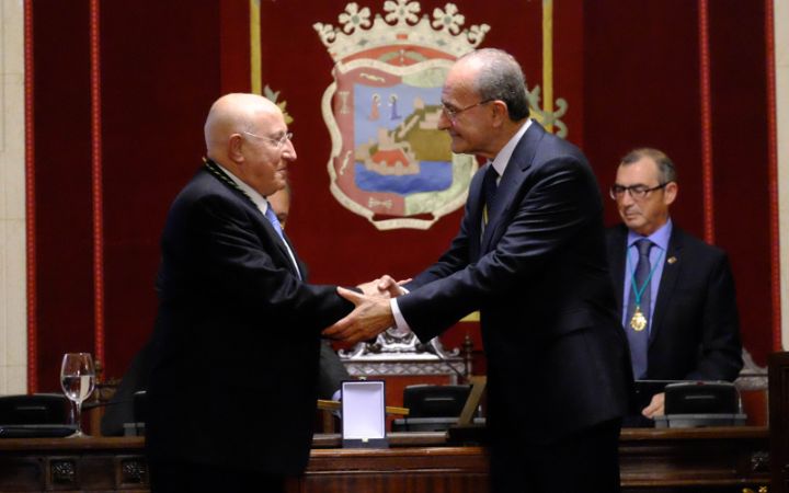 Federico Romero, anterior Secretario del Ayuntamiento, recibe la medalla de la ciudad.