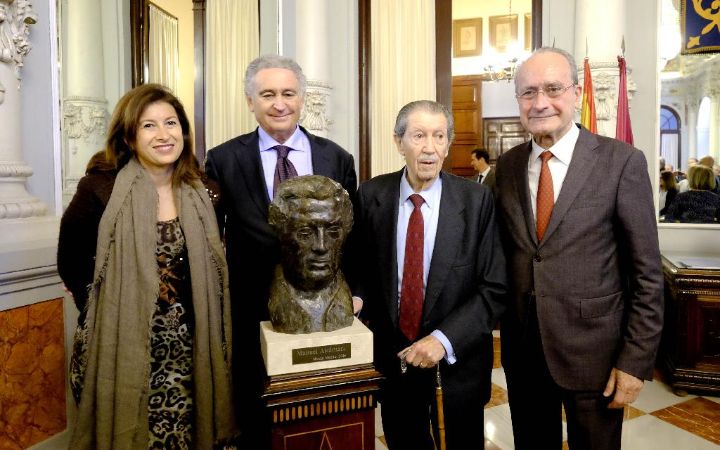 El salón de los Espejos del Ayuntamiento exhibe un busto de Manuel Alcántara