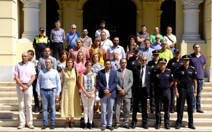 La Corporación municipal de Málaga ha mantenido un minuto de silencio por el atentado perpetrado en la ciudad francesa de Niza.