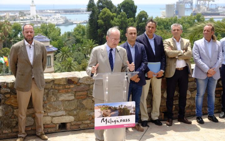 El alcalde, Francisco de la Torre, presenta al sector turístico de la ciudad la nueva tarjeta Málaga Pass.