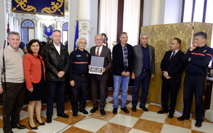 Acto de entrega de distinciones a miembros del Cuerpo de Bomberos.