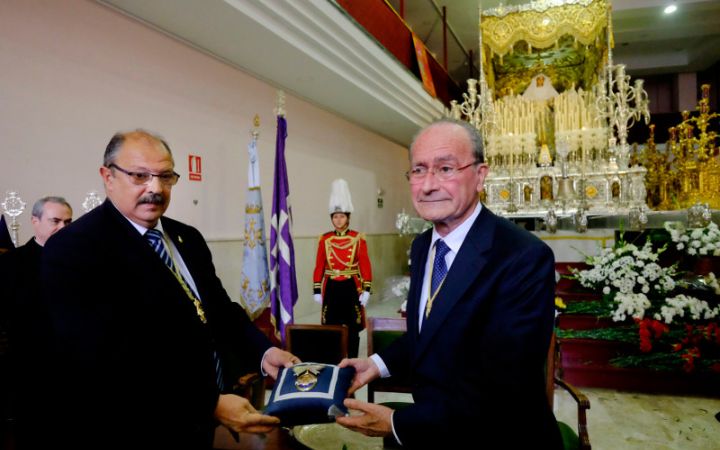 Entrega de la medalla de la ciudad a la Virgen del Rocío.