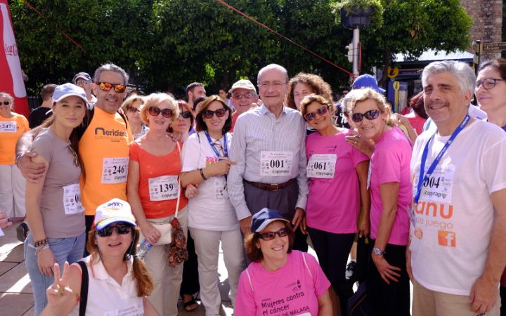 El Ayuntamiento participa en la caminata solidaria por el asilo de los ángeles de nuestra ciudad.