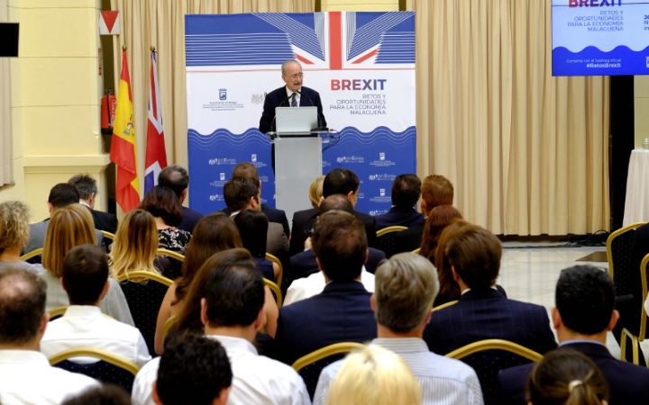 Expertos y empresarios debaten sobre el Brexit.