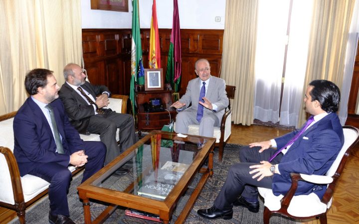 Reunión con delegación impulsora de la creación de un laboratorio de investigación genética.