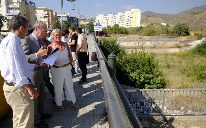 Trabajos de conservación y limpieza de residuos sólidos de arroyos.