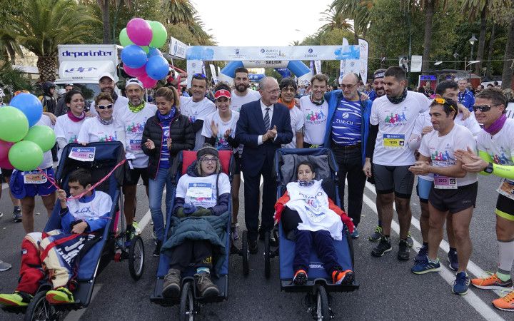 Foto de familia con los corredores del Zurich Maratón Málaga.