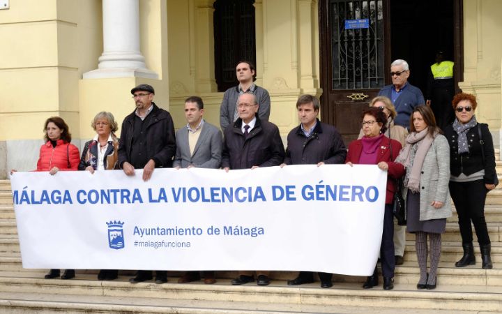 Minuto de silencio en la puerta del Ayuntamiento de Málaga.