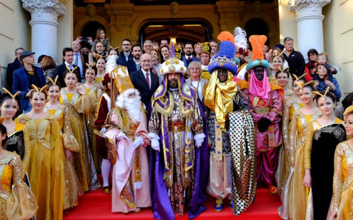 Saludo a los Reyes Magos de Oriente en la escalinata.