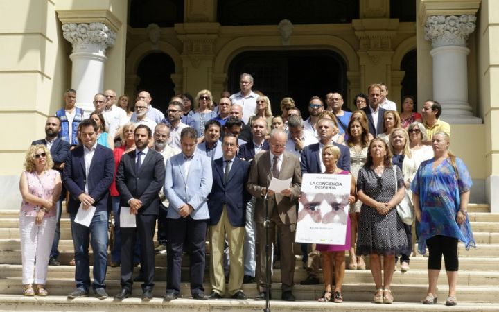 Homenaje a Miguel Ángel blanco en las escalinatas del Ayuntamiento.