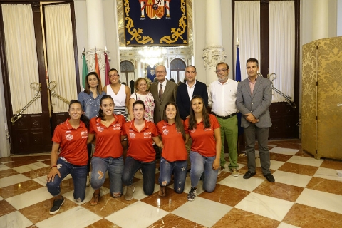 Ayuntamiento y Diputación patrocinan al club Balonmano Femenino Rincón Fertilidad Málaga.