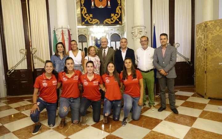 Ayuntamiento y Diputación patrocinan al club Balonmano Femenino Rincón Fertilidad Málaga.