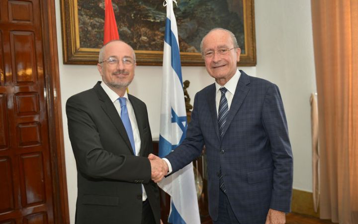 El alcalde recibe al embajador de Israel, Daniel Kutner.