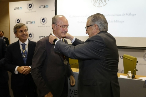 Académico de Honor e imposición de medalla al alcalde de Málaga.