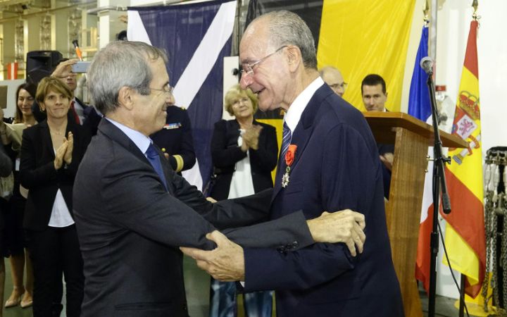 El alcalde de Málaga recibe la insignia de Oficial de la Orden Nacional de la Legión de Honor.