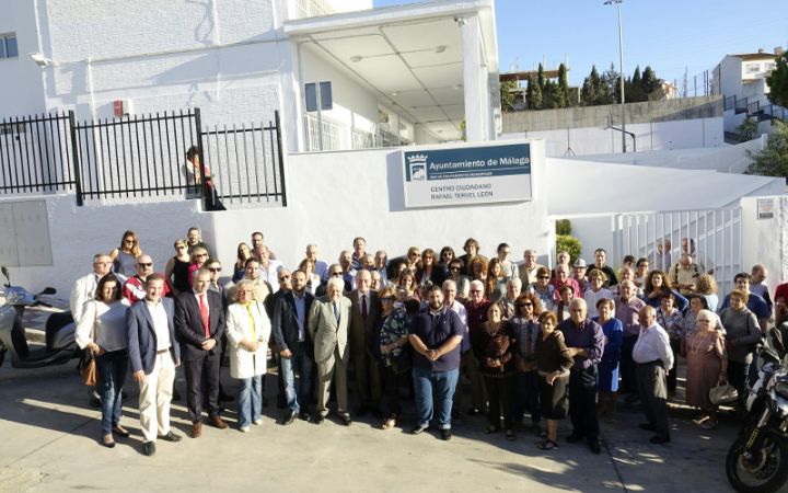 Descubrimiento la placa que denomina al centro ciudadano que hay en el Tomillar.