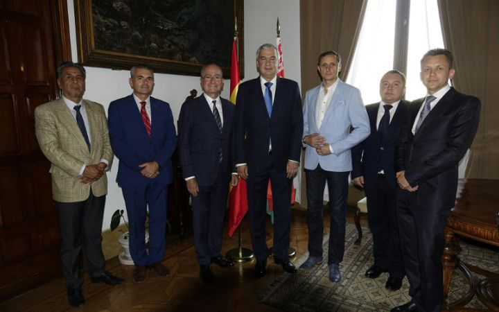 El alcalde de Málaga, mantiene un encuentro con el embajador de Bielorrusia en España.