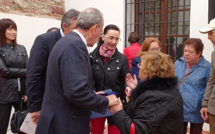 Entrega a 8 familias de mayores las llaves de sus nuevos hogares en calle Calvo, nº5.