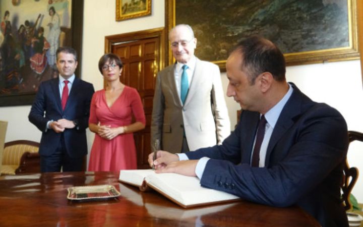 Visita del delegado del Gobierno en Andalucía, Alfonso Rodríguez Gómez de Celis, al Ayuntamiento de Málaga.