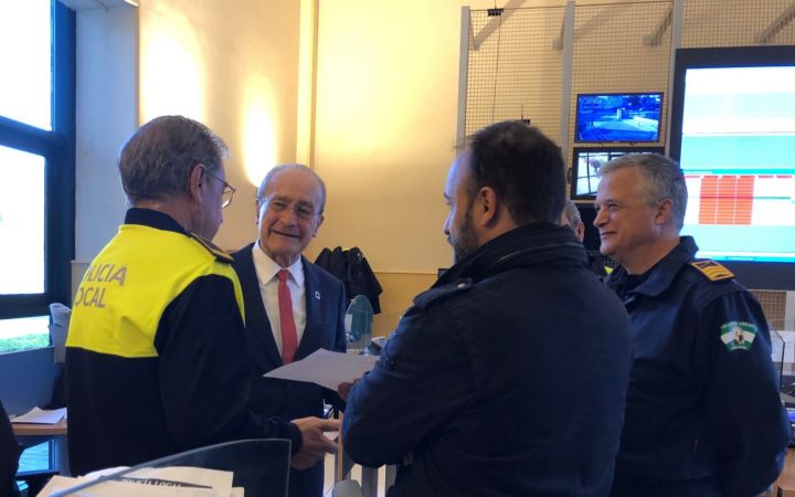 Visita instalaciones de Policía Local y Bomberos con motivo del Día de Nochebuena.