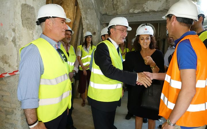 Visita las obras de rehabilitación de un edificio situado en calle Beatas