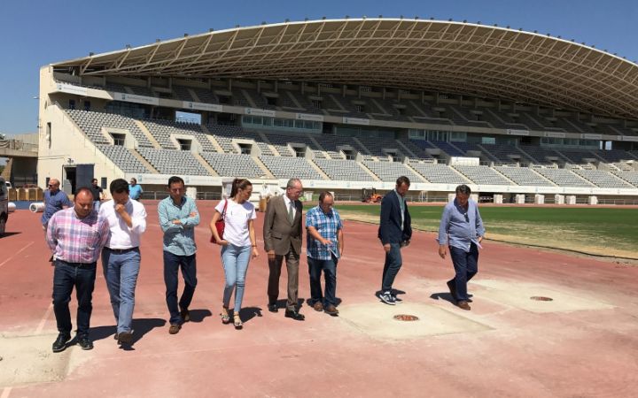 Importante actuación de renovación del pavimento deportivo del Estadio de Atletismo Ciudad de Málaga