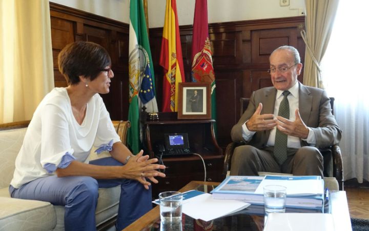 Reunión con la subdelegada del Gobierno, María Gámez.