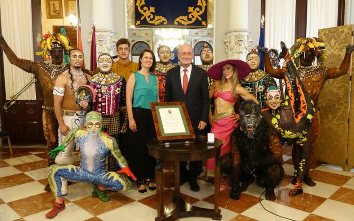 Mención honorífica a los artistas de Cirque du Soleil que intervienen en el espectáculo Totem
