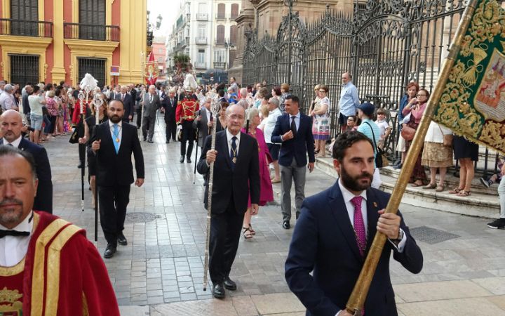 En la iglesia de Los Mártires, salida de la procesión de los Santos Patronos