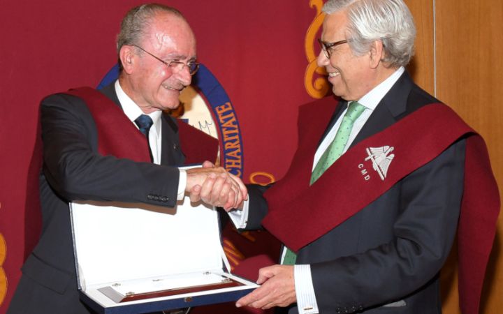 El alcalde de Málaga, Francisco de la Torre, recibe en Madrid el Premio Paulino del Año 2018
