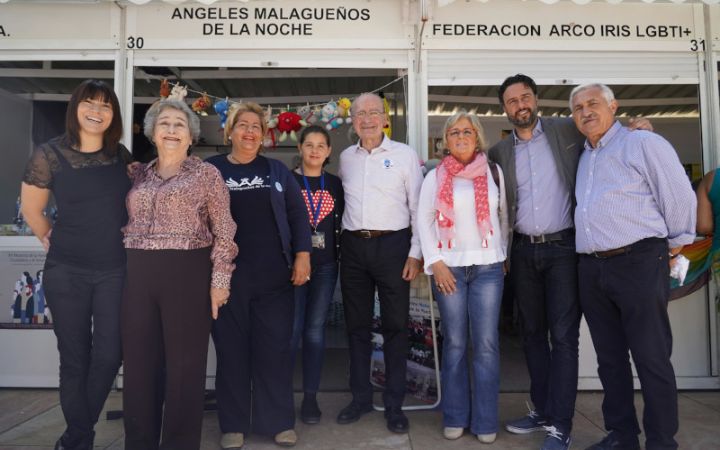El alcalde de Málaga  visita los stands de la Semana de la Participación y el Voluntariado