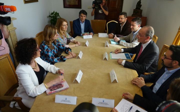 Reunión con la consejera de Salud de la Junta de Andalucía, Marina Álvarez, en el Ayuntamiento de Málaga.