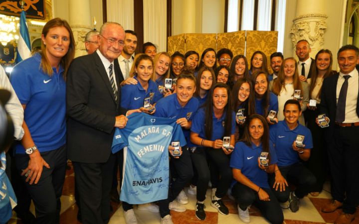 Homenaje del Ayuntamiento al equipo Málaga CF Femenino